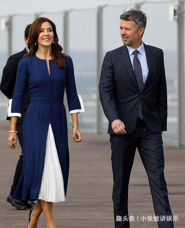 丹麦王妃现身巴黎，蓝白迷笛裙优雅到极致，走路带风女王范十足