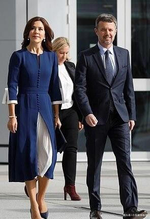 丹麦王妃现身巴黎，蓝白迷笛裙优雅到极致，走路带风女王范十足