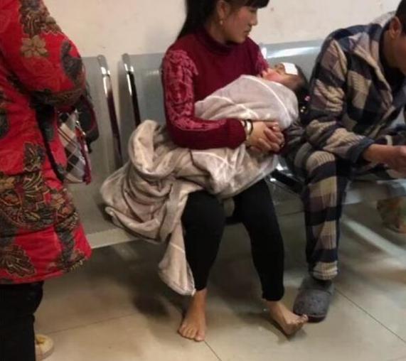 浅浅情感说：都说女人“为母则刚”，这张图让我信了，网友：身为子女该反思