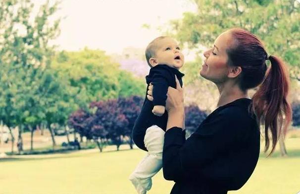 浅浅情感说：都说女人“为母则刚”，这张图让我信了，网友：身为子女该反思