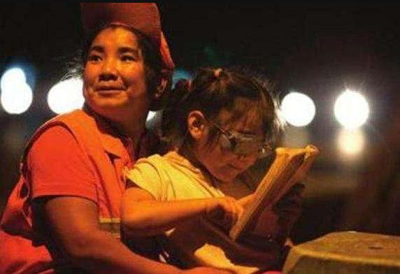 浅浅情感说：都说女人“为母则刚”，这张图让我信了，网友：身为子女该反思