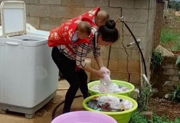 浅浅情感说：都说女人“为母则刚”，这张图让我信了，网友：身为子女该反思