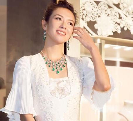 国际范章子怡，钟爱珠宝夸张饰品，看她如何掌控全场成为焦点人物
