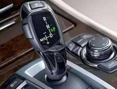 「汽车众观点」怎么停车不伤车，一辈子P档停D档开车的朋友注意了，要这样操作