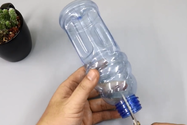 出门旅行包里一定要装一个塑料瓶，太实用了，解决了很多人的烦恼