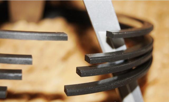 【我就只想闲聊汽修】西安万通带你了解发动机活塞环的特点与安装技巧