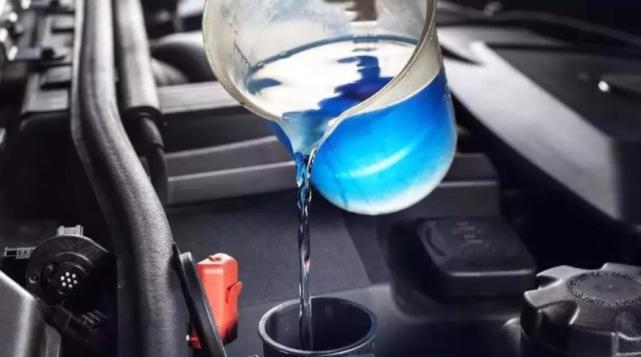 「娱乐happy一片天」为啥防冻液还分不同的颜色？汽修师傅：没加对，等着车爆缸吧！