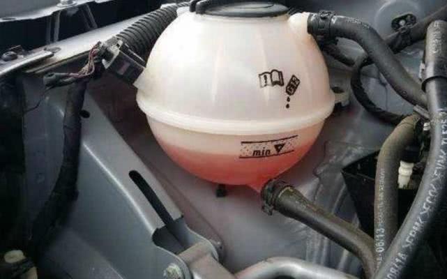 「娱乐happy一片天」为啥防冻液还分不同的颜色？汽修师傅：没加对，等着车爆缸吧！