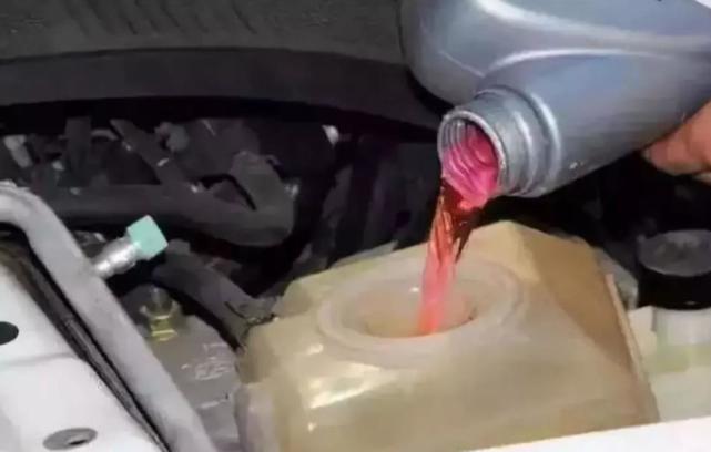 「娱乐happy一片天」为啥防冻液还分不同的颜色？汽修师傅：没加对，等着车爆缸吧！