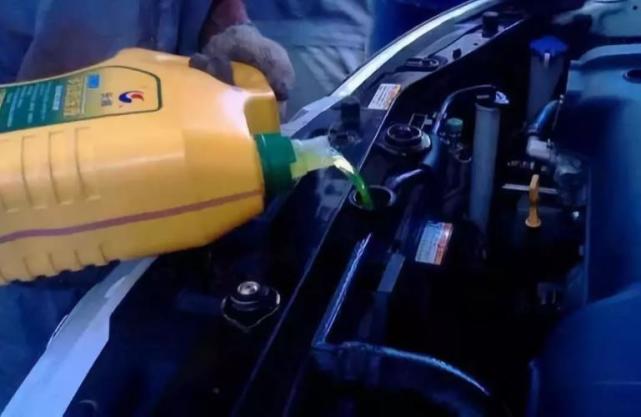 「娱乐happy一片天」为啥防冻液还分不同的颜色？汽修师傅：没加对，等着车爆缸吧！