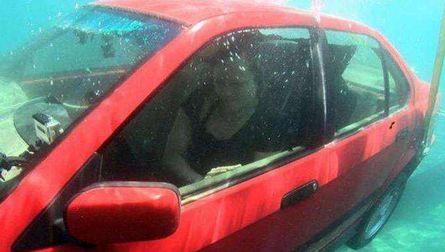 汽车爱好者@汽车不小心掉入水中,应该如何逃生？老司机告诉你！