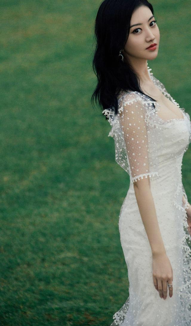 31岁景甜近期造型，身穿白色网纱连衣裙，不仅甜美还很仙