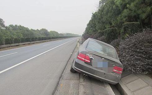 12缸汽车：开车掉沟怨车大？找不好车轮位置，开什么车都没用