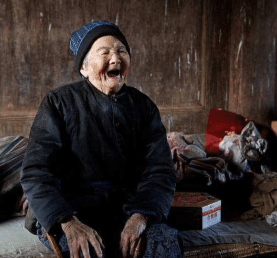 「港岛姑娘」为什么很多老人去世前，嘴里都会说胡话？背后的原因心疼