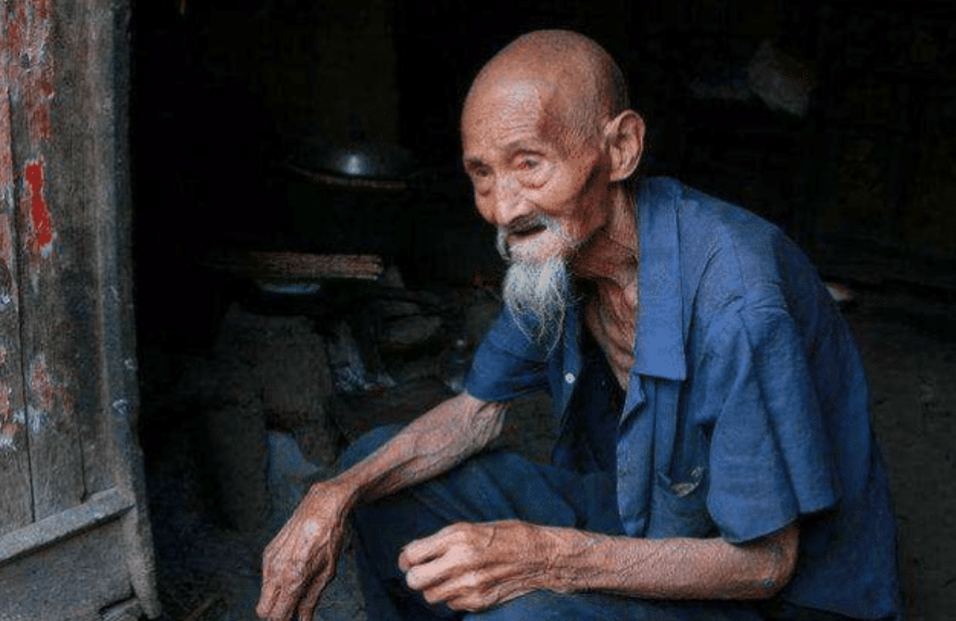 「港岛姑娘」为什么很多老人去世前，嘴里都会说胡话？背后的原因心疼