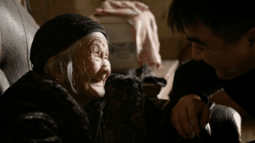 「港岛姑娘」为什么很多老人去世前，嘴里都会说胡话？背后的原因心疼