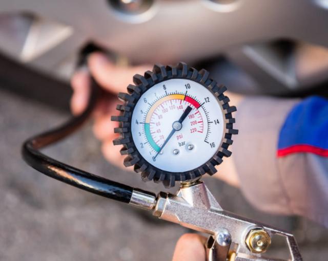 【我说你怎么回事】四个胎压不一致，前两个2.3，后两个2.5，跑高速安全吗？