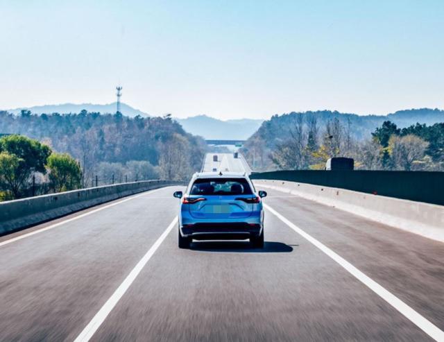 【我说你怎么回事】四个胎压不一致，前两个2.3，后两个2.5，跑高速安全吗？