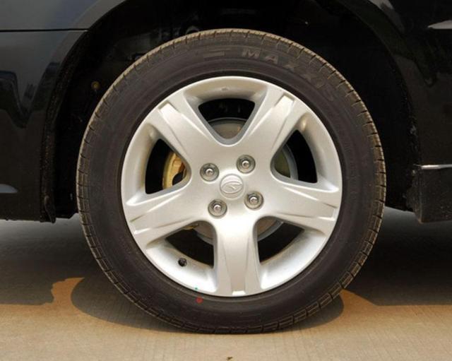 【我说你怎么回事】四个胎压不一致，前两个2.3，后两个2.5，跑高速安全吗？