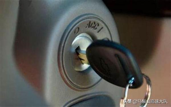 「年轻汽车谈」停车时直接熄火？坚持多做这3个动作，汽车电瓶多用2年没问题