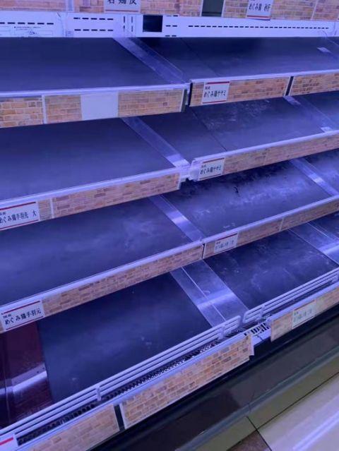 年度最强台风登陆..致多人伤 网友：超市商品都抢空了