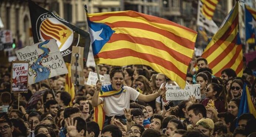 NBA“默许”加泰罗尼亚独立旗帜入场？西班牙网友怒：侮辱！挑衅！