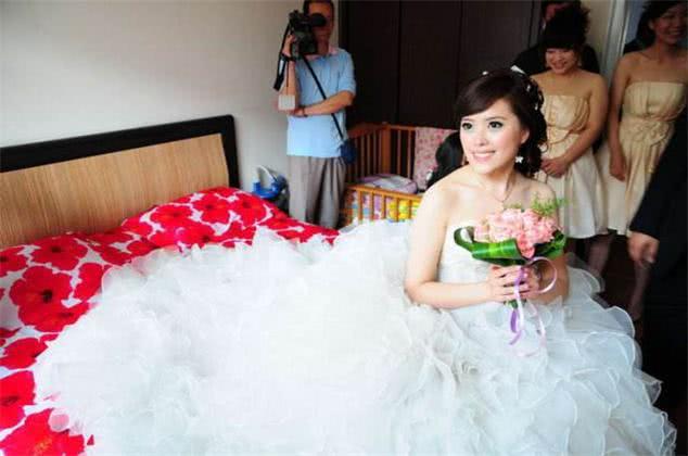 「禾田飞歌」新郎用两万元婚戒换走新娘的房子车子票子 新娘冷笑：你也配？滚