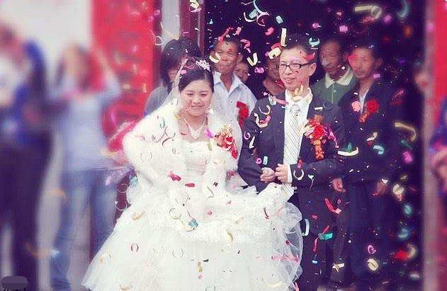 「禾田飞歌」新郎用两万元婚戒换走新娘的房子车子票子 新娘冷笑：你也配？滚