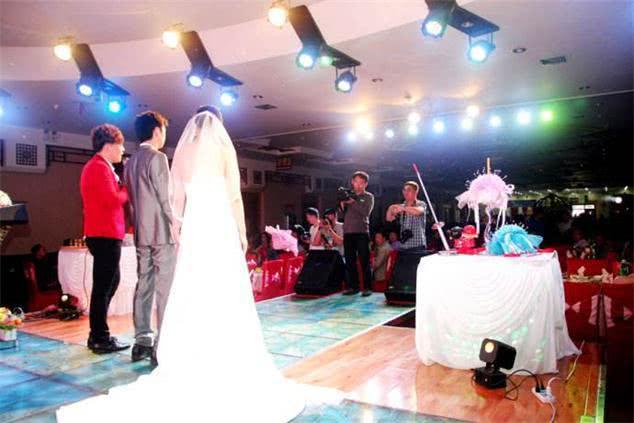 「禾田飞歌」新郎用两万元婚戒换走新娘的房子车子票子 新娘冷笑：你也配？滚