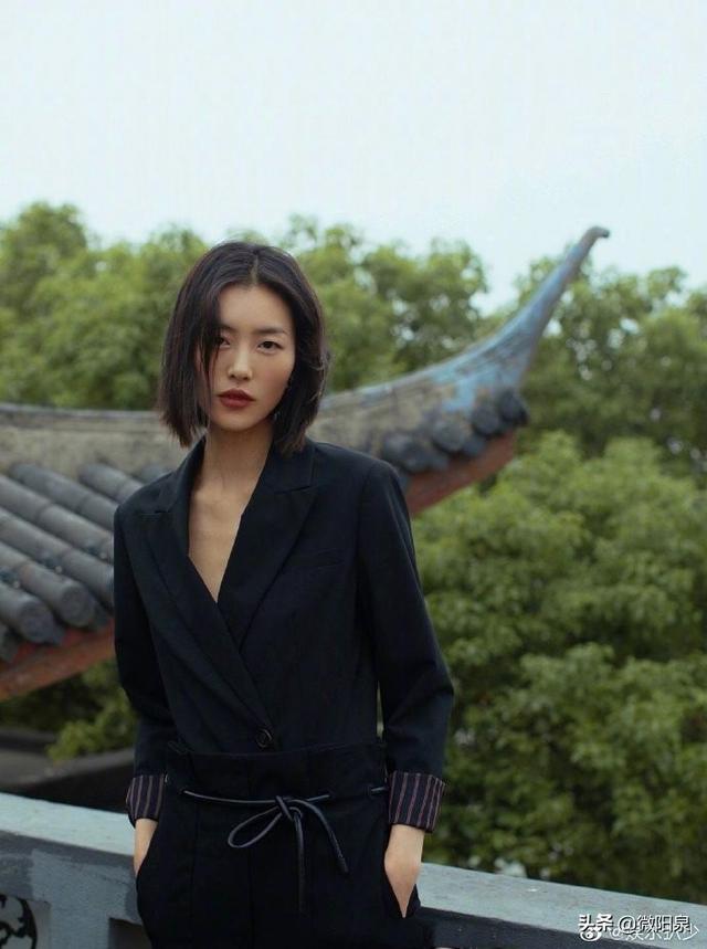 刘雯自己设计的这套衣服怎么样，黑色西装配高腰裤