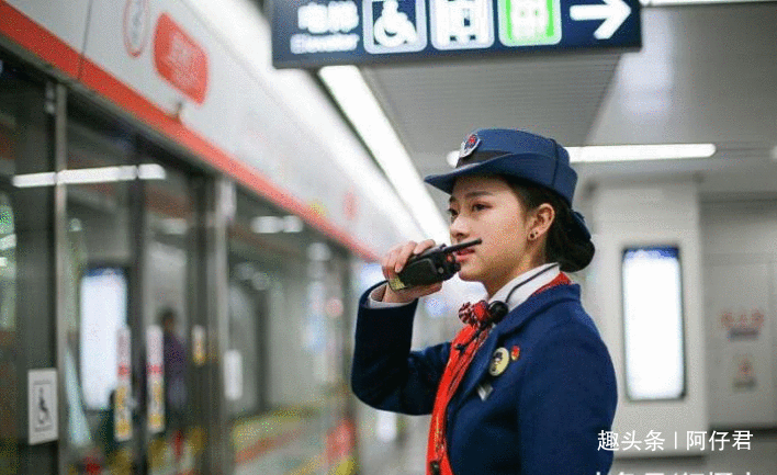 地铁站务员神似赵丽颖走红, 常被乘客拉着合影, 被称地铁“女神”