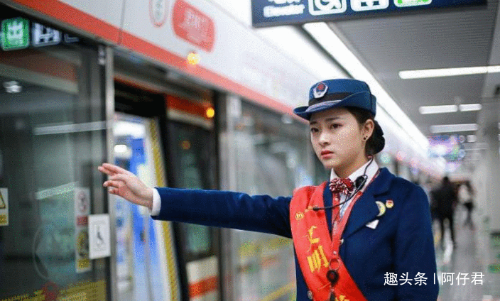 地铁站务员神似赵丽颖走红, 常被乘客拉着合影, 被称地铁“女神”