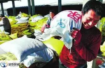 康普森李娜@假如马云当年选择卖农资，他现在一定是这样的