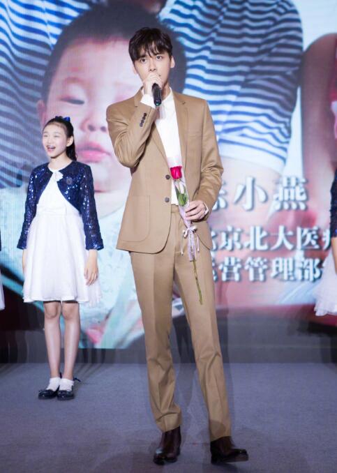 李易峰出席春蕾计划30年发布会 温暖献唱主题曲