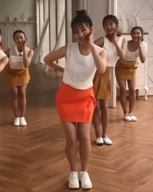 吴昕拍广告花絮图意外流出，看清她穿短裙的双腿后：过于真实