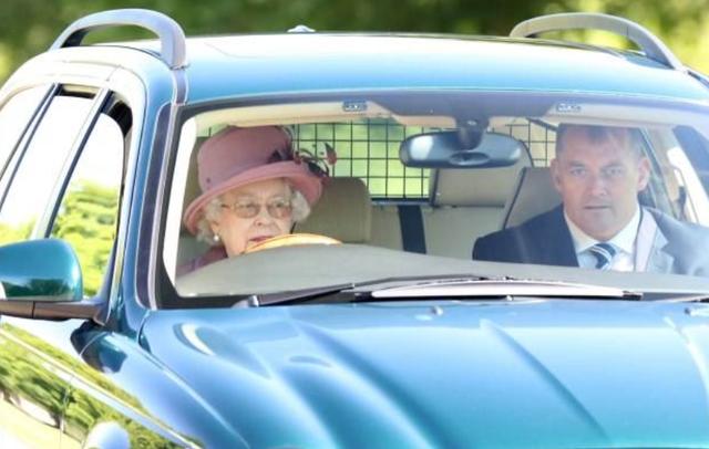 汽车情报处■她无证驾驶79年，无一人敢阻拦，交警见到也要敬礼