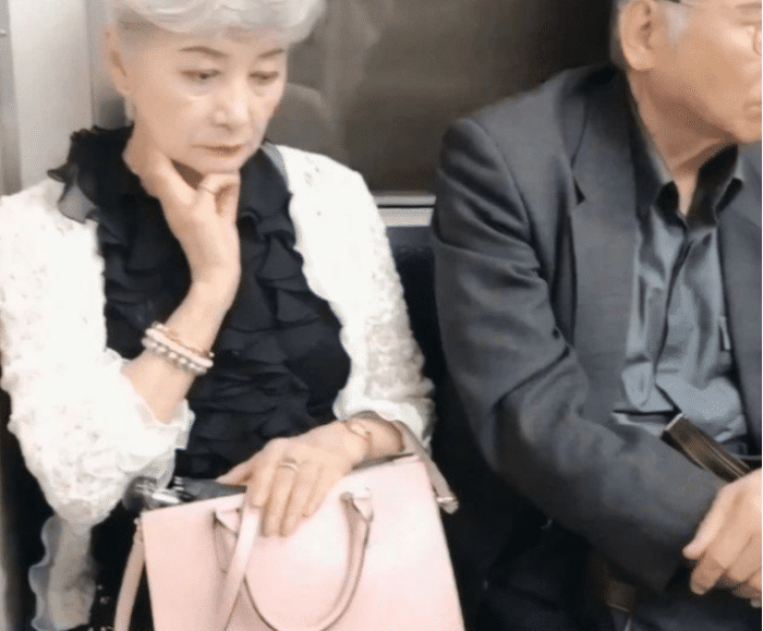 地铁最美奶奶：有钱的女人不一定有气质，有气质的一定不差钱