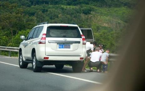 外车咖：5座车坐4个大人+2个小孩，算超载吗？