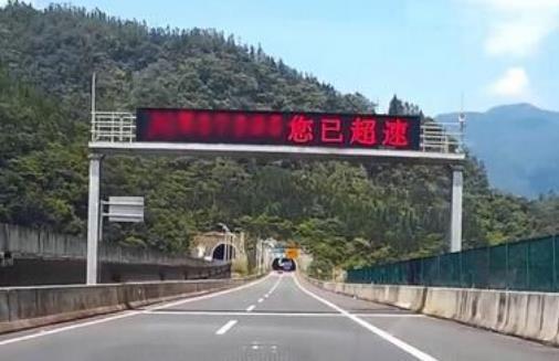 外车咖：5座车坐4个大人+2个小孩，算超载吗？