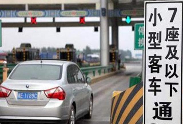 外车咖：5座车坐4个大人+2个小孩，算超载吗？