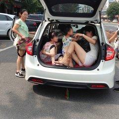 外车咖：5座车坐4个大人+2个小孩，算超载吗？