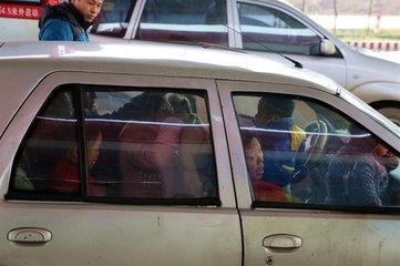 外车咖：5座车坐4个大人+2个小孩，算超载吗？