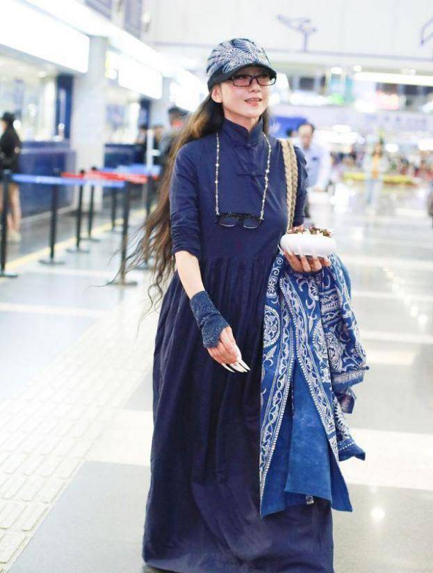原创 61岁杨丽萍还装天真，再穿民族装，就为了掩饰她逐渐老去的容颜！