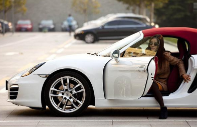 「乡村小生活」她是全国“最贵”女车模，身价高达1.5亿，出门豪车不断