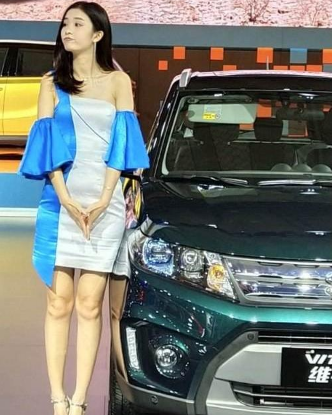 「乡村小生活」她是全国“最贵”女车模，身价高达1.5亿，出门豪车不断