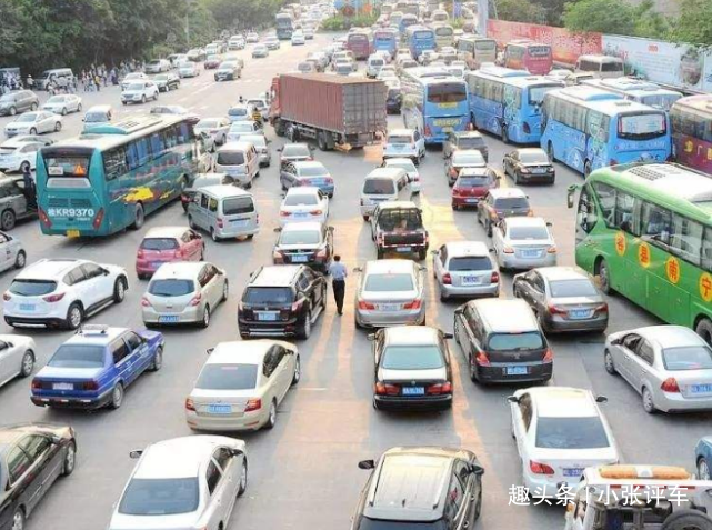 「小张评车」国庆高速免费七天亏了多少钱？内行人说出实话，网友：有点懵！