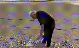 莫迪光脚在沙滩捡垃圾超半小时，身体力行做环保获网友好评