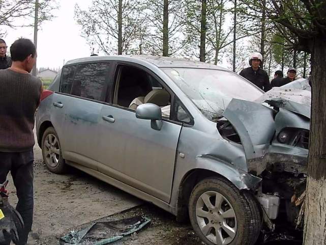 汽车轿车讲堂■开车时踩刹车没反应，你会选择撞树还是撞墙？老司机都靠这招保命