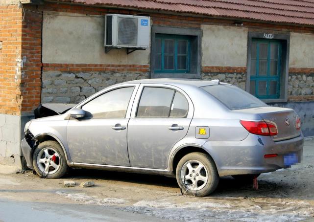 汽车轿车讲堂■开车时踩刹车没反应，你会选择撞树还是撞墙？老司机都靠这招保命