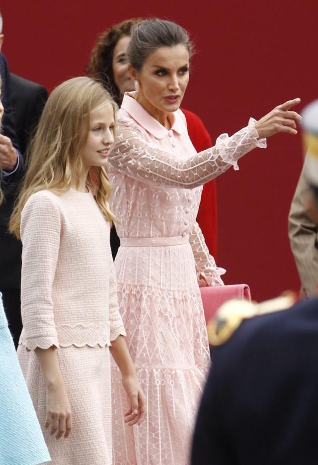 西班牙王后罕见扎丸子头穿粉纱裙，哪像47岁！两公主首烫卷发美翻